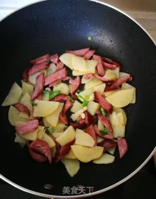 #我最喜爱的家常菜#～～木耳尖椒土豆片的做法步骤：5