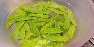 干煸荷兰豆的做法步骤：1