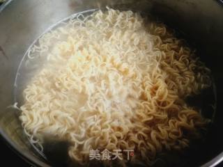 酱炒方便面的做法步骤：7