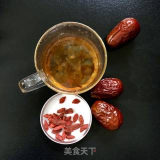 桃胶红枣枸杞汤的做法步骤：1