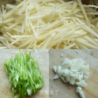 青椒土豆丝的做法步骤：1