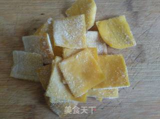 豆皮腊肉炒西芹的做法步骤：1