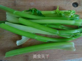 豆皮腊肉炒西芹的做法步骤：2
