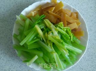 豆皮腊肉炒西芹的做法步骤：3