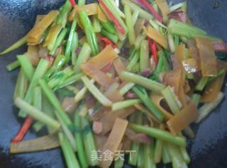 豆皮腊肉炒西芹的做法步骤：6