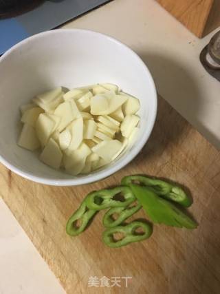 尖椒土豆片的做法步骤：1