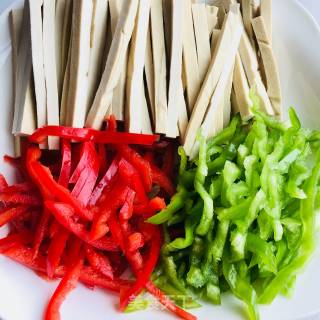 青红椒炒豆腐干的做法步骤：1