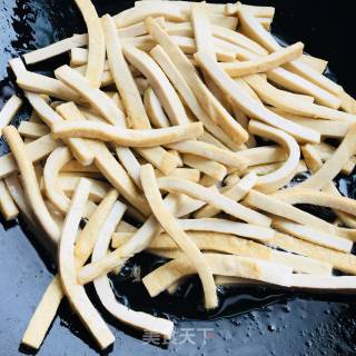 青红椒炒豆腐干的做法步骤：3