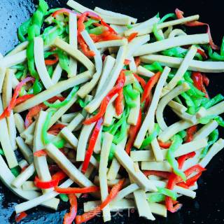 青红椒炒豆腐干的做法步骤：5