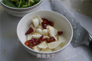 微辣蒜香蚕豆的做法步骤：2