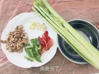 西芹炒腰果的做法步骤：1