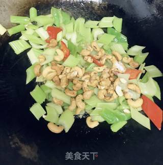 西芹炒腰果的做法步骤：5