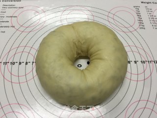 红豆咕咕霍夫面包圈的做法步骤：11