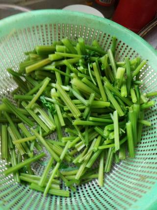 芹菜炒肉的做法步骤：1