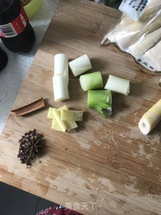 排骨焖笋煲的做法步骤：2