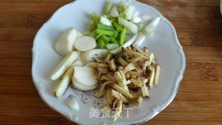 蒜苔炒肉的做法步骤：2