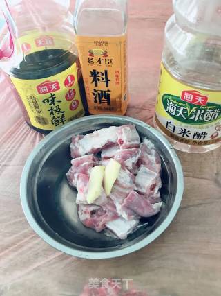 糖醋排骨的做法步骤：1