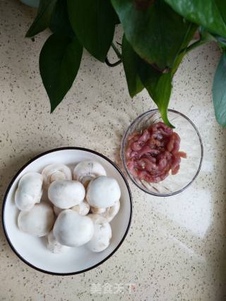 家常口蘑炒肉丝的做法步骤：1