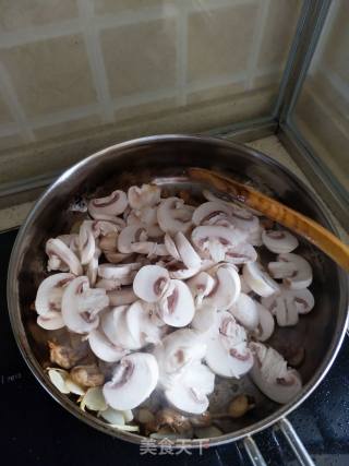 家常口蘑炒肉丝的做法步骤：7