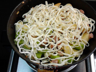 豉香土豆肉肠焖面的做法步骤：10