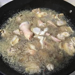 板栗土鸡汤的做法步骤：4
