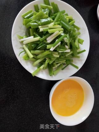 小葱炒鸡蛋的做法步骤：2