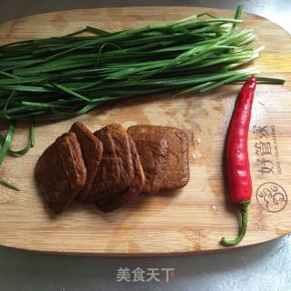 韭菜炒香干的做法步骤：1