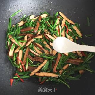 韭菜炒香干的做法步骤：7