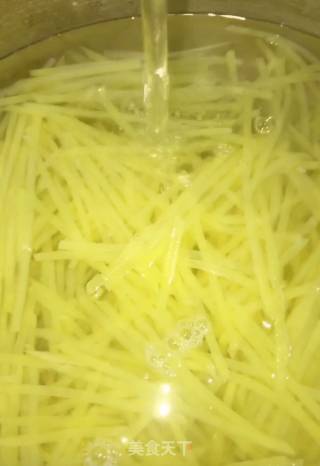 家常酸辣土豆丝的做法步骤：3