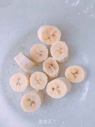 香蕉奶昔的做法步骤：1