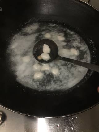 干贝瘦肉肉丸汤河粉的做法步骤：1