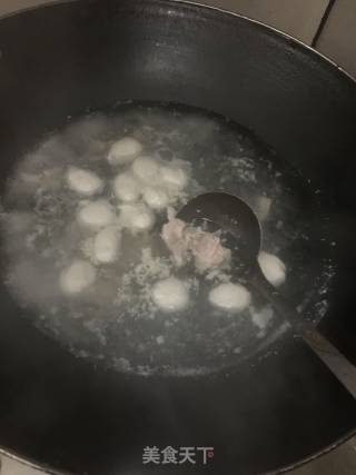 干贝瘦肉肉丸汤河粉的做法步骤：2