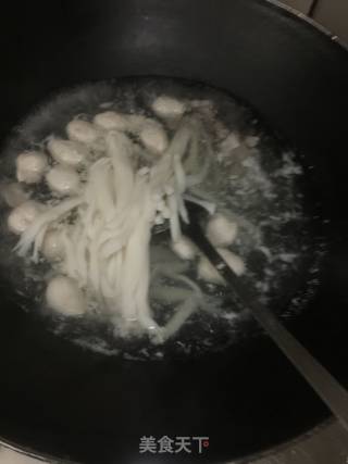 干贝瘦肉肉丸汤河粉的做法步骤：3
