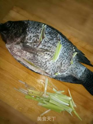 清蒸罗非鱼的做法步骤：2