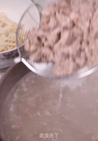 酸汤肥牛的做法步骤：1