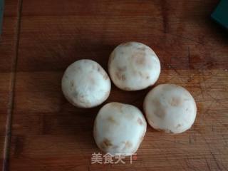 口蘑芦笋炒蛋的做法步骤：1
