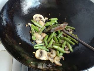 口蘑芦笋炒蛋的做法步骤：10