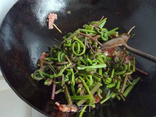 山野菜炒腊肠的做法步骤：7