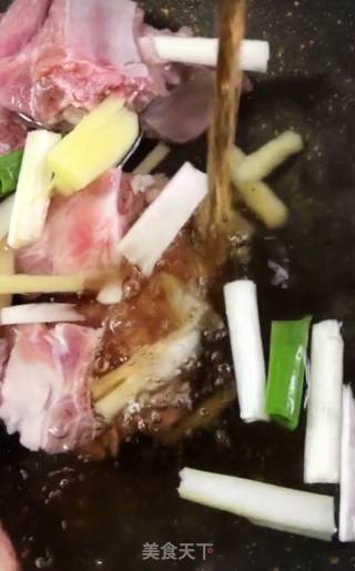 玉米莲藕排骨汤的做法步骤：3