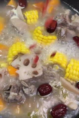 玉米莲藕排骨汤的做法步骤：7