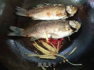 酸菜鲫鱼的做法步骤：7