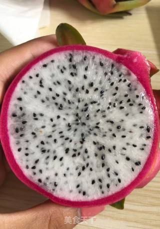 火龙果沙拉的做法步骤：1
