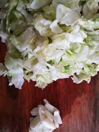 蒜香圆白菜的做法步骤：1