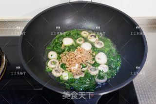 开洋菠菜烩口蘑的做法步骤：9