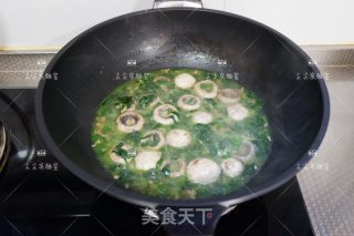 开洋菠菜烩口蘑的做法步骤：10