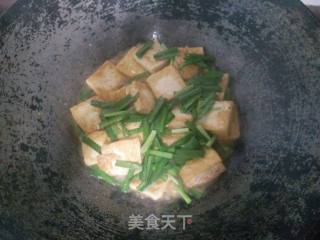 韭菜煎豆腐的做法步骤：4