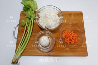 香芹咸蛋炒饭的做法步骤：1