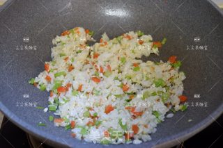 香芹咸蛋炒饭的做法步骤：6