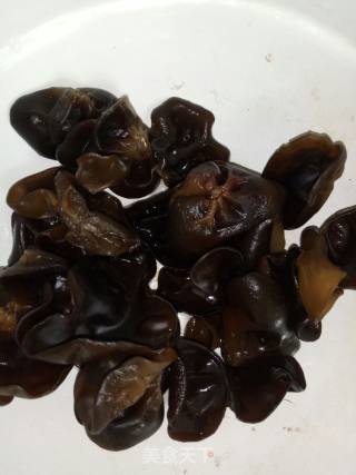白菜炒木耳的做法步骤：2