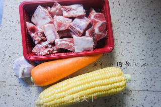 玉米排骨汤的做法步骤：1